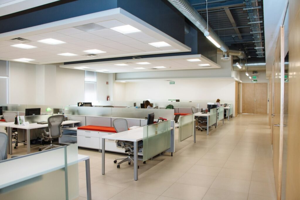 Open space propre et lumineux