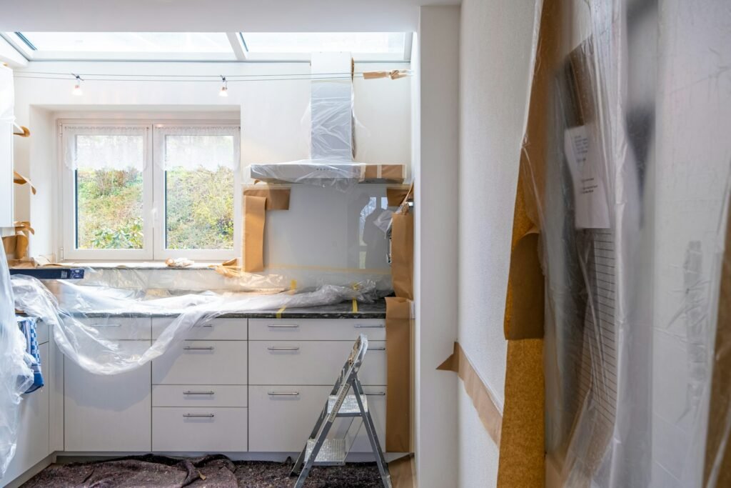 Cuisine en travaux protégée par du plastique