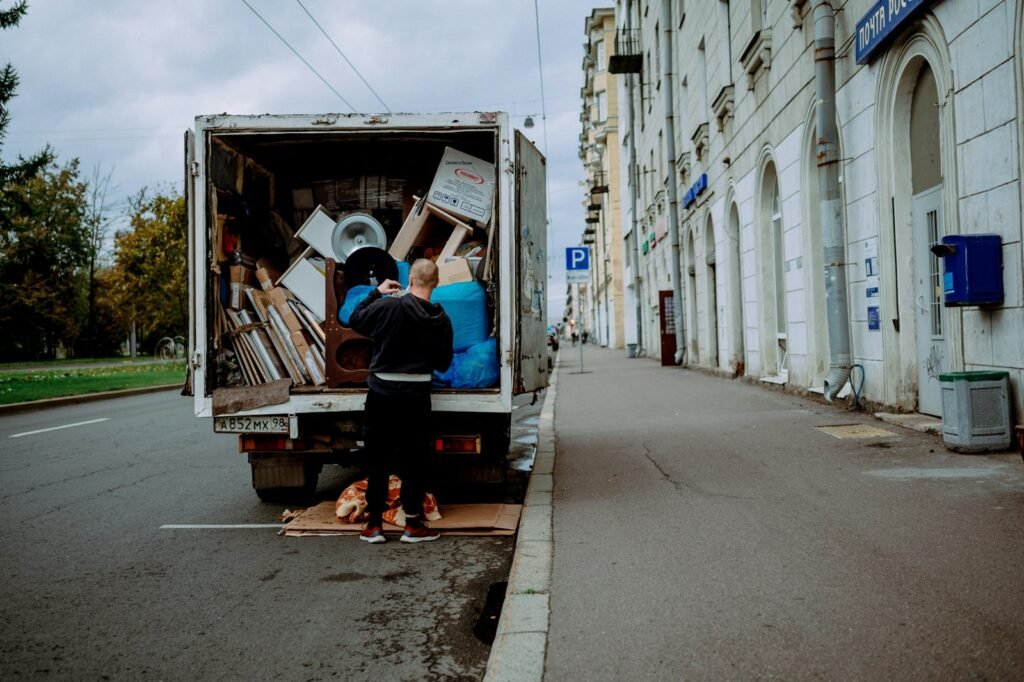 Camion chargé de meubles lors d'un débarras