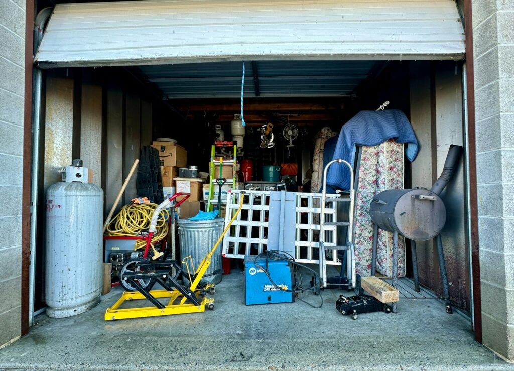 Garage encombré avant débarras