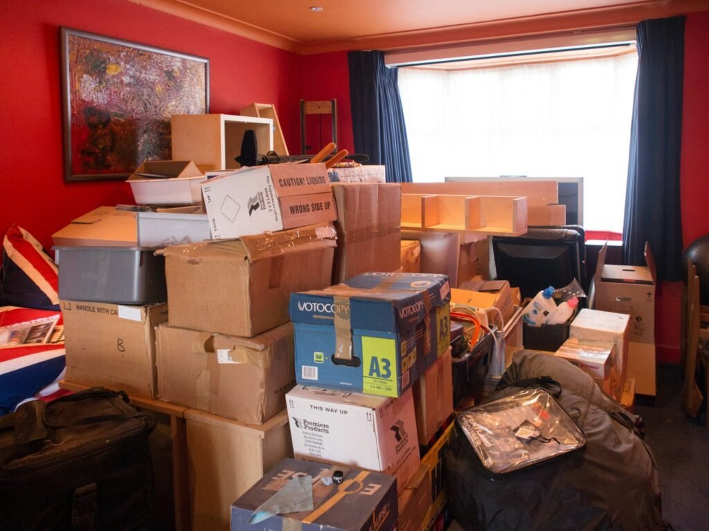Pièce encombrée de cartons avant débarras