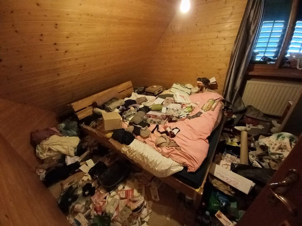 Chambre encombrée de déchets