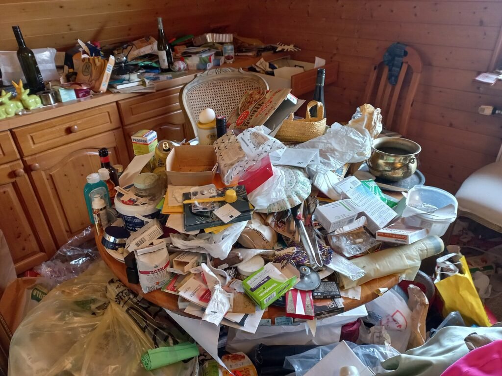 Salle à manger couverte de détritus