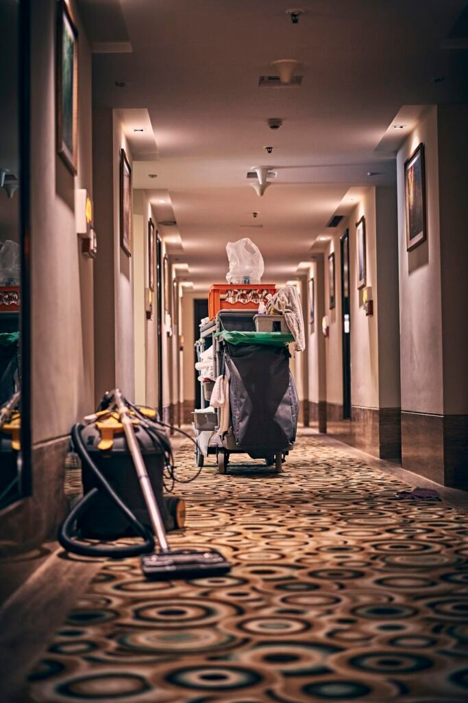 Chariot de ménage dans un couloir d'hôtel